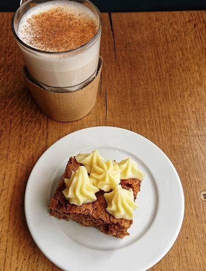 Chai latte (4,50€) + carrot cake (3,50€)