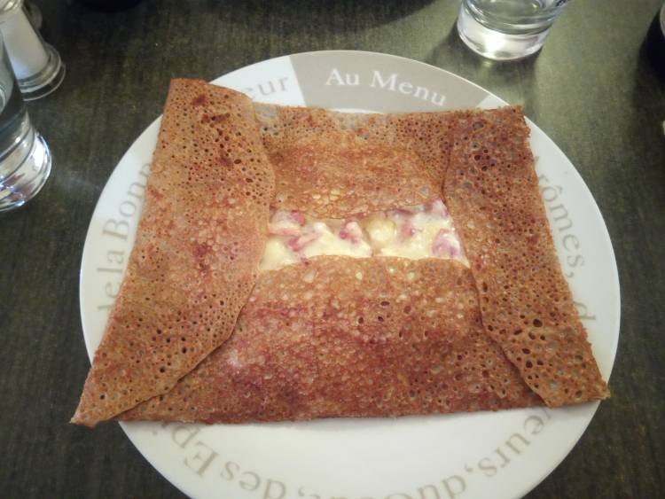 Galette campagnarde (10,30€) - Camembert, livarot, pont l'évêque, lardons, crème fraîche