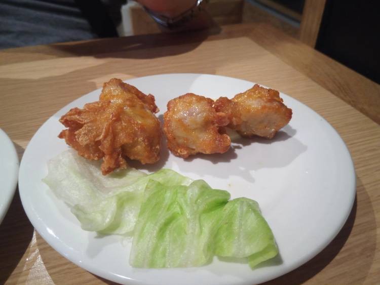 Kara-Age (Poulet frit à la japonaise, mariné dans  notre dashi maison, servi avec de la  mayonnaise japonaise et du citron)